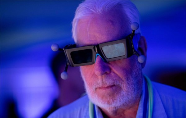  Among blue light, a person wears stereoscopic glasses. 